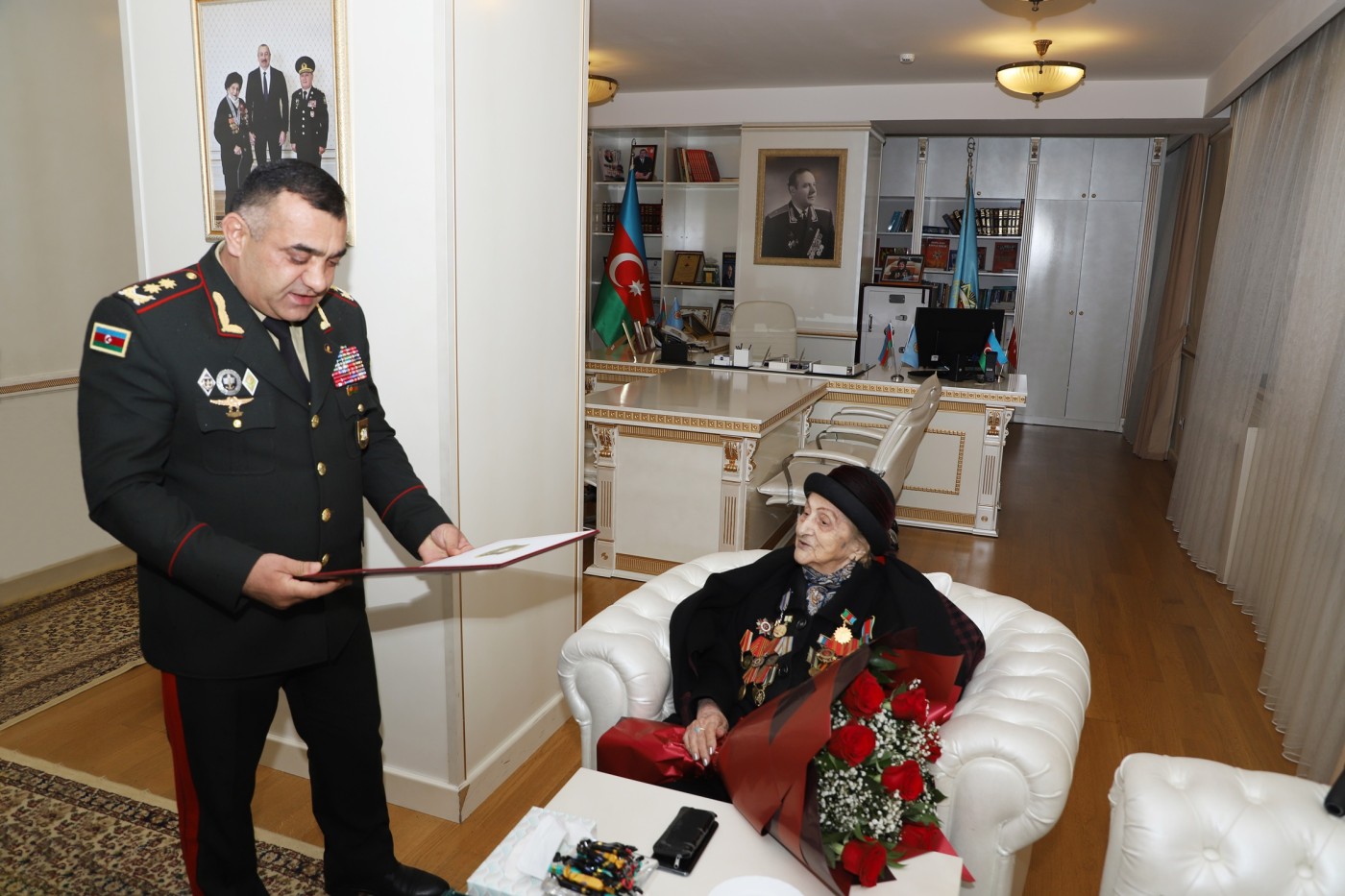 Dövlət Xidməti 102 yaşlı veteranı təltif etdi - FOTOLAR